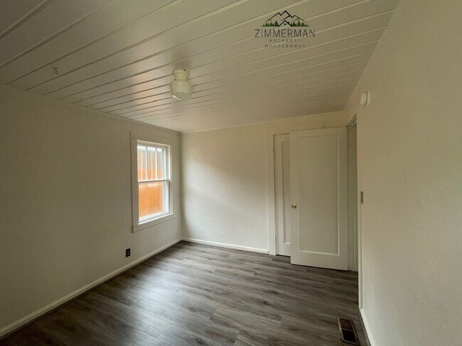 Building Photo - 2 Bedroom for Rent in Cottage Grove