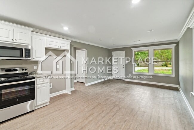 Building Photo - 823 W 20th St