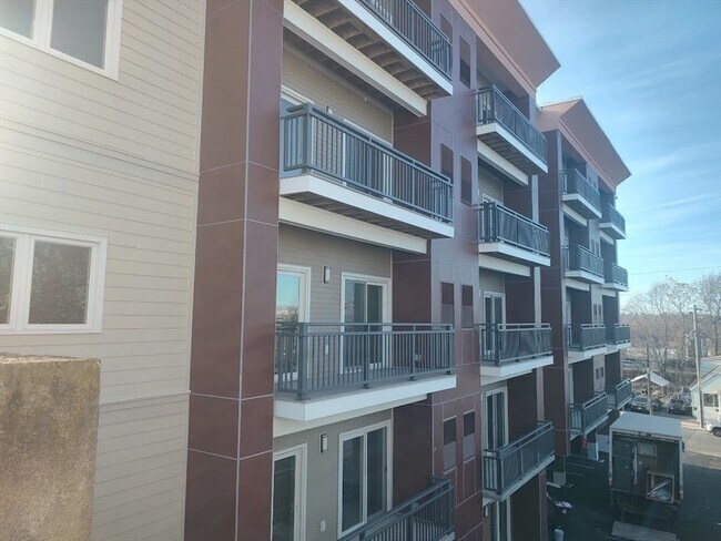 Building Photo - 10 Franklin Ave