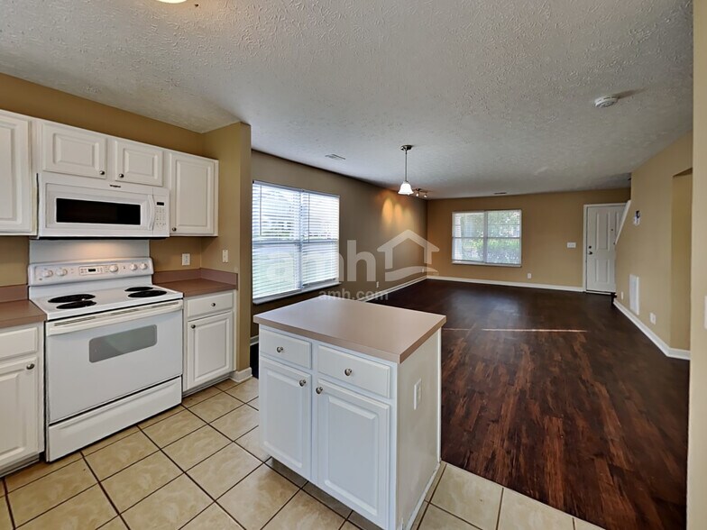 Building Photo - 1700 Stone Hollow Ct