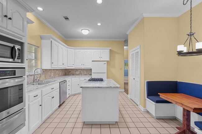 Building Photo - 616 Westwood Cir
