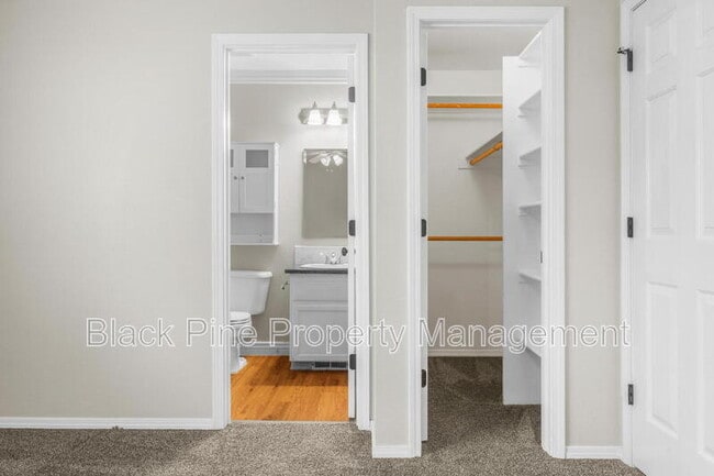 Building Photo - 6003 N Waterside Pl