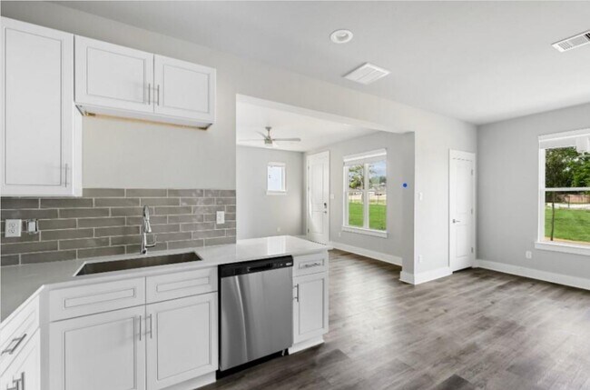 Building Photo - 13588 Ella Blvd