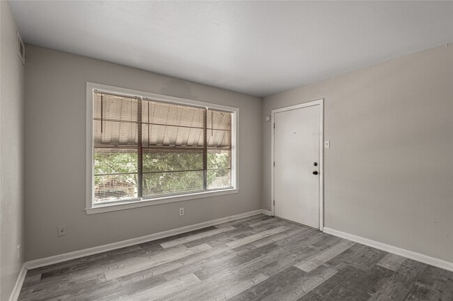 Building Photo - 818 University Ave