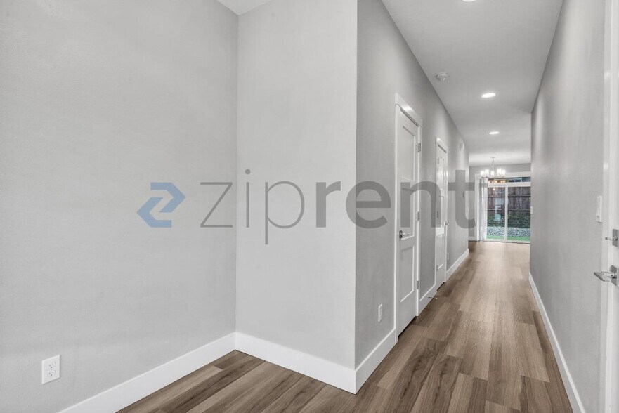 Building Photo - 12028 NE 108th St