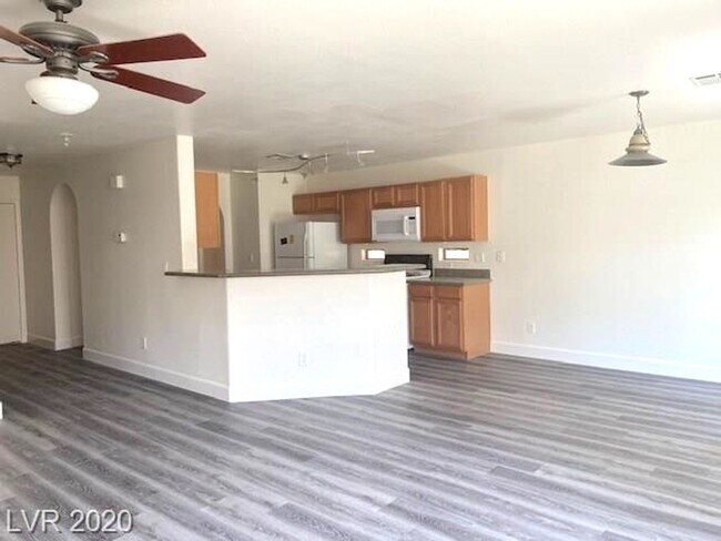 Building Photo - Gorgeous SW Las Vegas 3 beds, 2.5 baths. Luxury vinyl planks throughout.