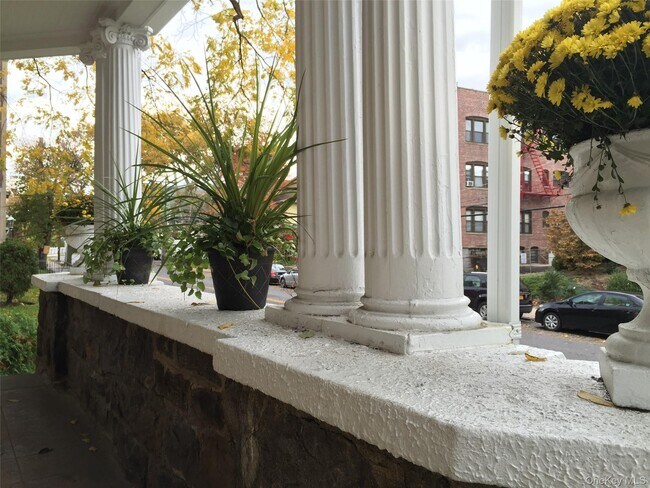 Building Photo - 26 Coligni Ave