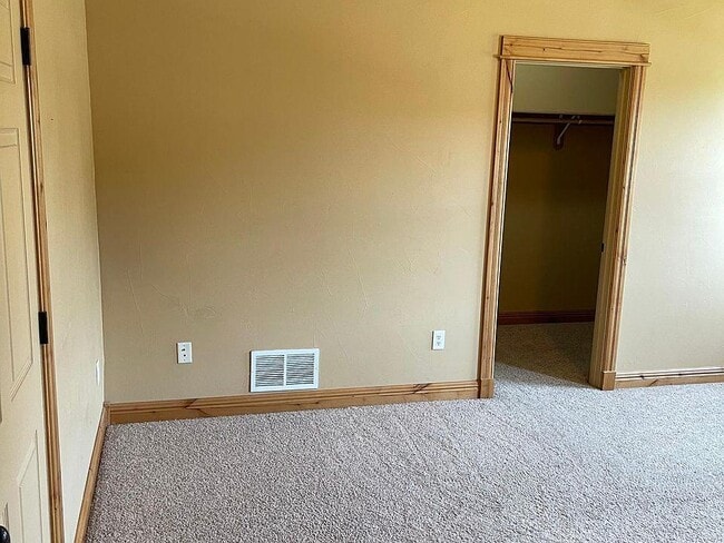 Building Photo - 905 Saxon Way