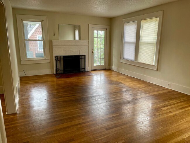 Building Photo - 3 bedroom, 2 bath in  Heathwood Area