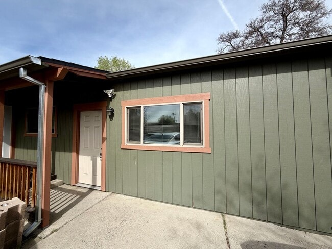 Building Photo - 1835 Desna St