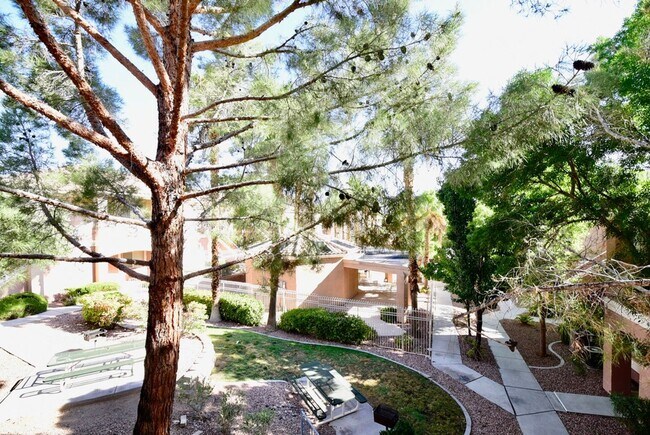 Building Photo - Live In The Heart Of Summerlin 2 Bed 2 Bat...