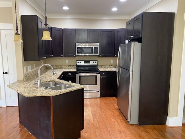 Building Photo - 3 Bedroom 2 Bath Townhouse