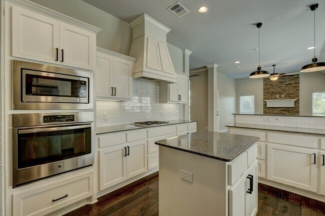 Building Photo - Desirable Home In Valencia Park!