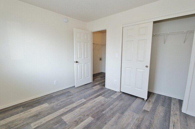 Building Photo - 527 N Moffatt Ave