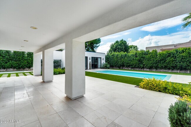 Building Photo - 8618 N Timberlane Dr