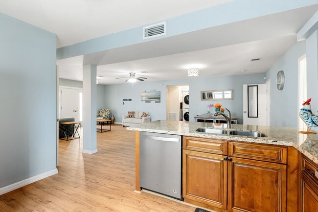 Building Photo - 2116 Live Oak St