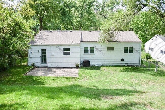 Building Photo - 3 Bed, 1 Bath Home with Garage in Prime Kansas City Location