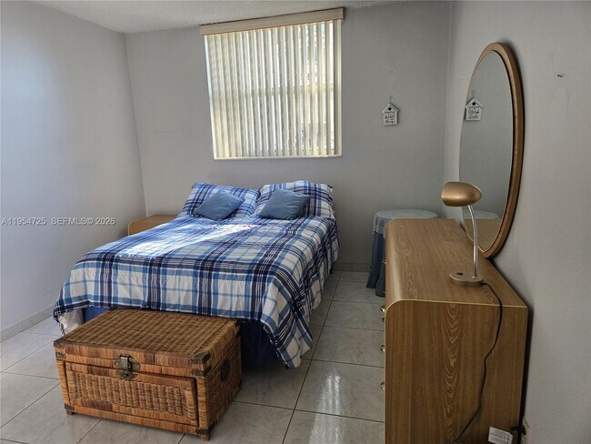 Building Photo - 1913 S Ocean Dr