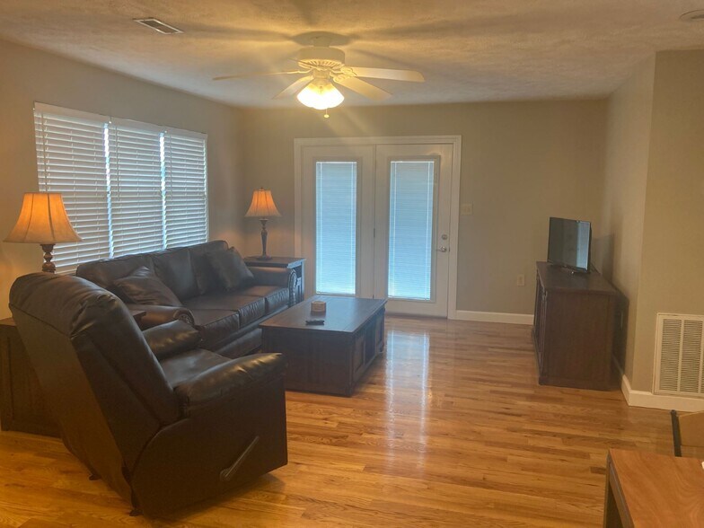 Building Photo - 4047 Martha's Vineyard