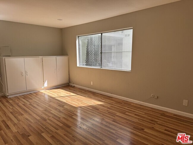 Building Photo - 532 N Rossmore Ave