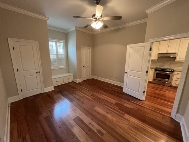 Building Photo - Trendy, 2 bedroom, 2 bathroom townhouse lo...
