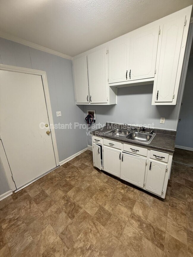 Building Photo - 1110 Dewey St