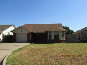 Building Photo - Very nice home located in the Rolling Hill...