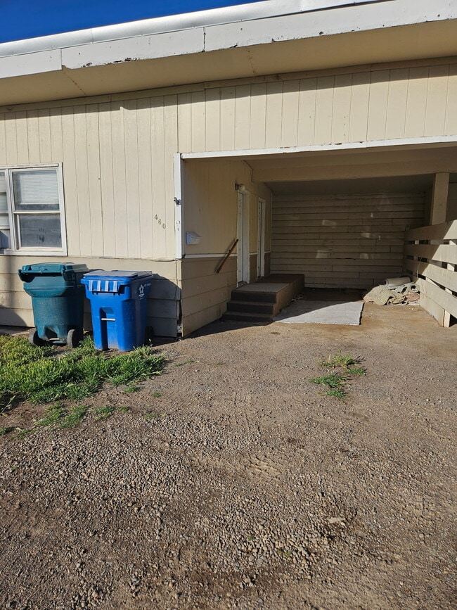Building Photo - 460 N 3rd W
