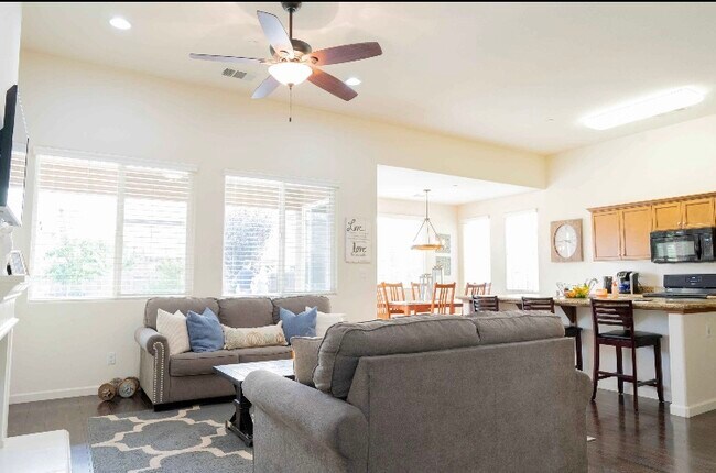 Building Photo - 2535 W Sady Ct