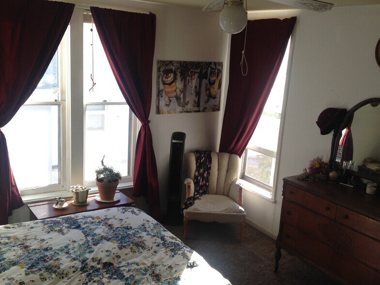 Building Photo - 815 5th Ave