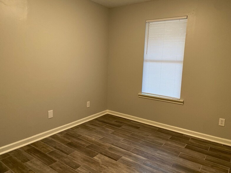 Building Photo - 150 Stratford Ln