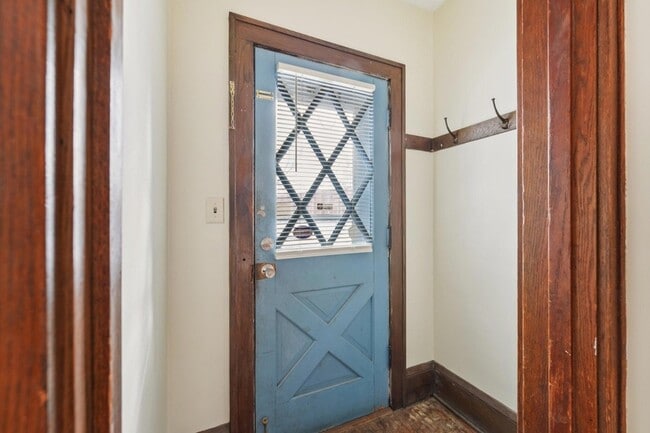 Building Photo - 661 Surrey Ave E