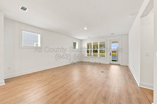 Building Photo - 3084 Claredon St