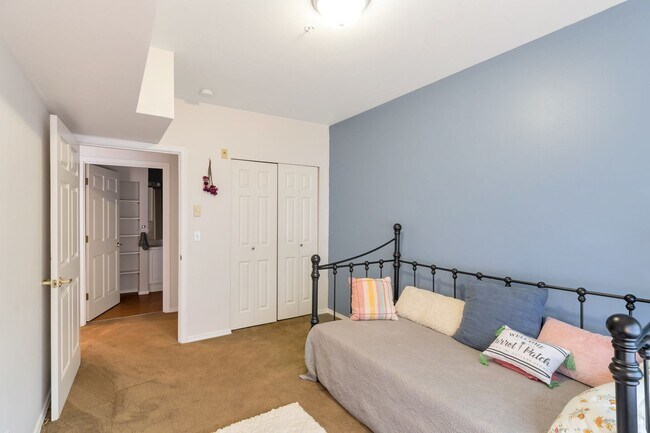 Building Photo - Amazing West Seattle 2 bedroom 2 bath W/S/...