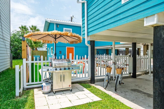 Building Photo - 602 N Palimino Dr