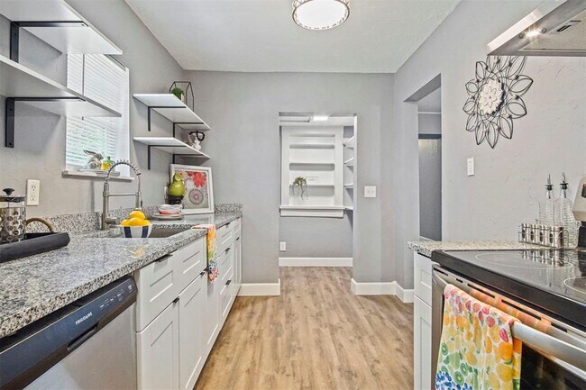 Building Photo - 1704 Cairo Ave