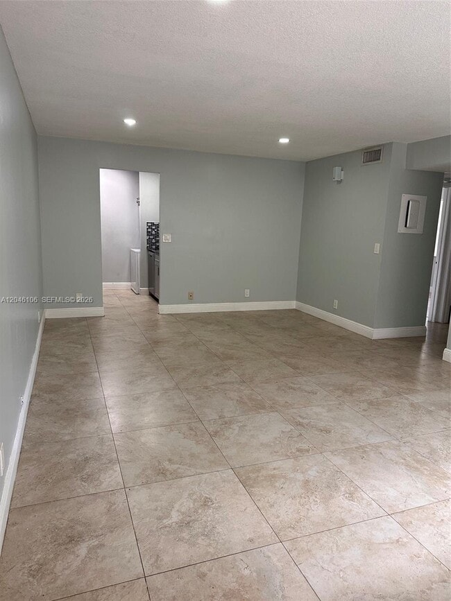 Building Photo - 9976 Twin Lakes Dr