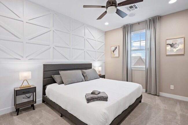 Building Photo - 1913 E Rosemary Dr