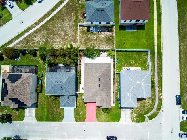 Building Photo - 5545 Bess Ln