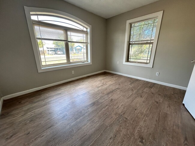 Building Photo - 2Bed/1Bath Available