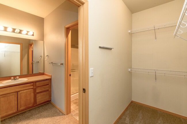 Building Photo - Low Maintenance Living 2 Bedroom Condo, Du...