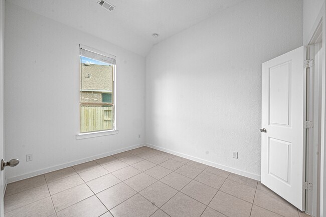 Building Photo - 2221 Forest Trace Ln
