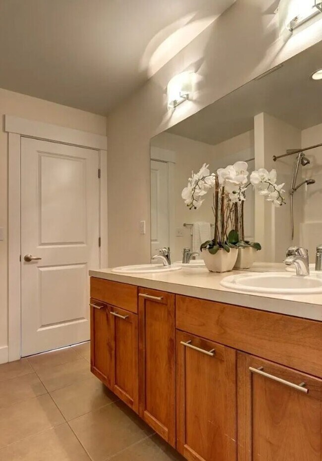 Building Photo - Bright & Spacious Townhome for Rent in a Charming, Tree-Lined Neighborhood