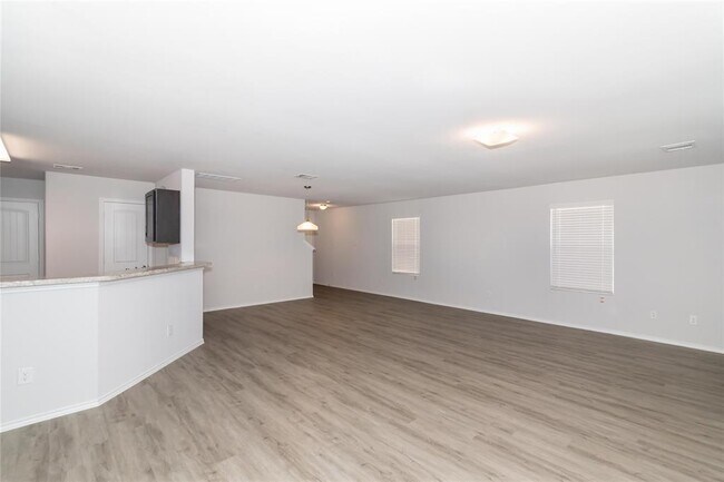 Building Photo - 301 Pronghorn Dr