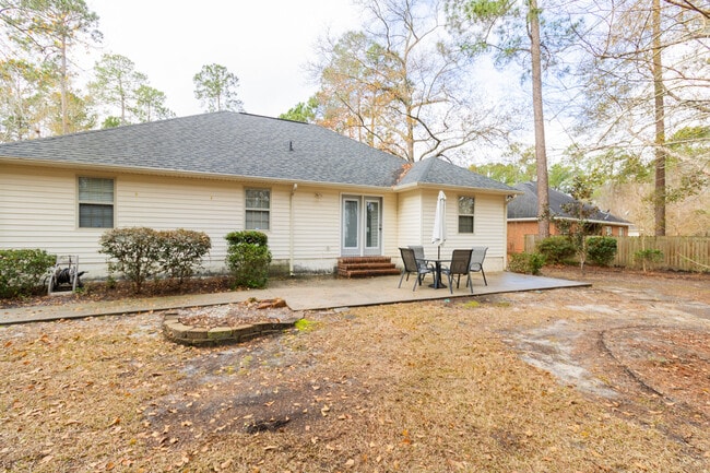 Building Photo - 104 Green Tree Ct