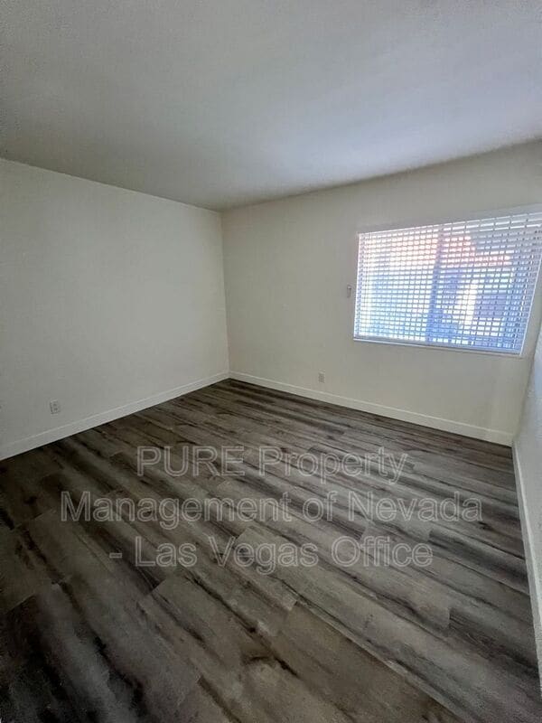 Building Photo - 1405 E Vegas Valley Dr