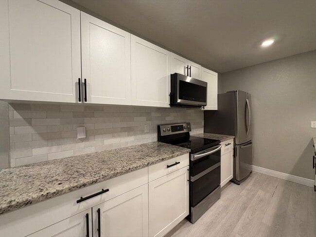 Building Photo - 3 bed/2 bath in St.Pete!