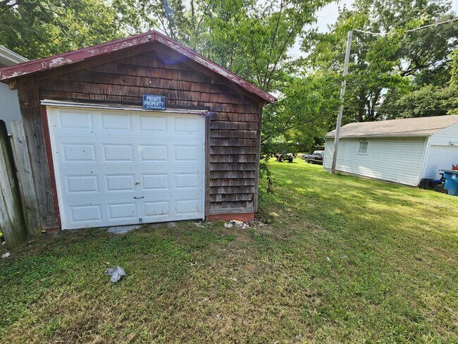 Building Photo - Spacious 2-Bedroom, 1-Bathroom Home AVAILABLE NOW!!