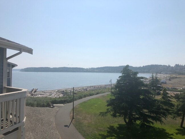 Building Photo - Absolutely stunning View! 2 bed condo downtown on the water!