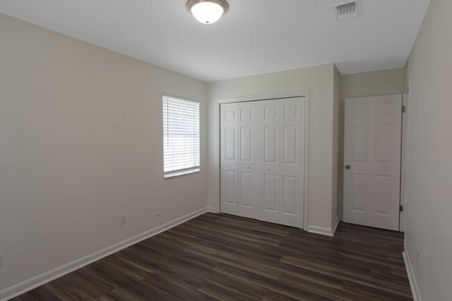 Building Photo - 5897 Somerset Dr